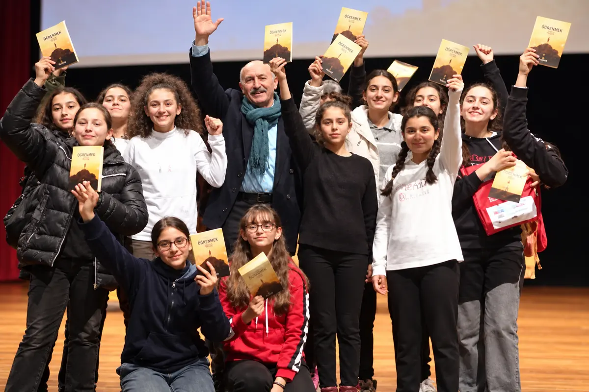 Dr. Nadir Çomak’ın öğrencilerle gerçekleştirdiği kitap ve seminer buluşması