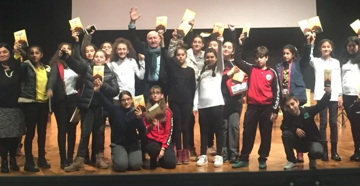 Seminer sonrasında öğrencilerle kitap buluşması